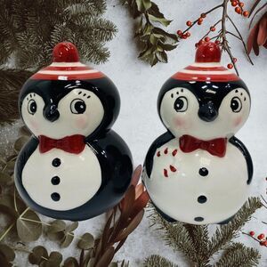 Johanna Parker Carnival Cottage Collectible CHRISTMAS PENQUIN  Salt/Pepper Set